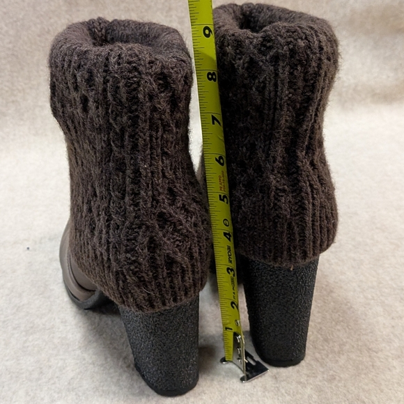 Like New* Muk luks Brown Sweater Ankle Boots Size Women's 9 - Picture 6 of 7